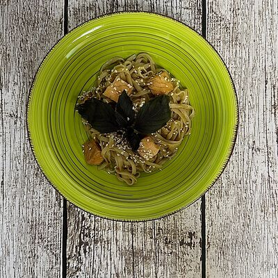 Японская лапша удон с семгой и кунжутом в Луна Рыба по цене 380 ₽