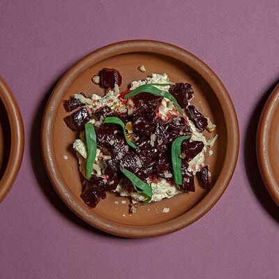 Салат с надуги и вяленной свеклой в Хачапури и вино по цене 175 ₽