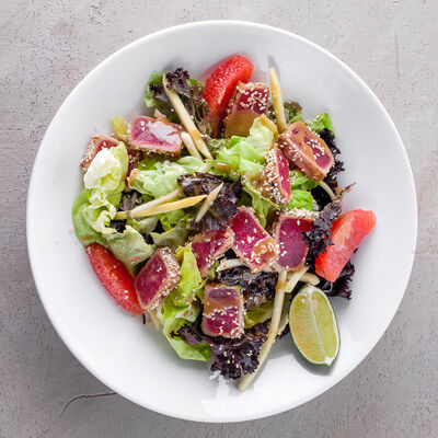 Салат микс со свeжим тунцом, манго и грейпфрутом в BonoBo по цене 810 ₽