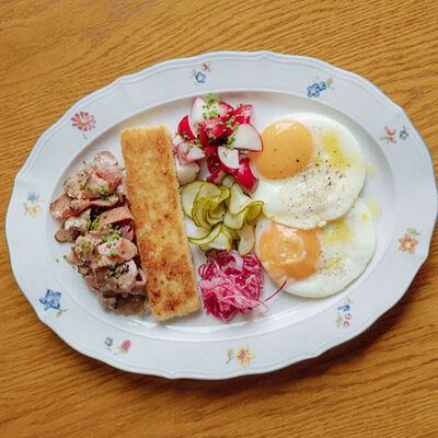 Яйца с опаленной говядиной и картофельным крокетомв La Biga по цене 950 ₽