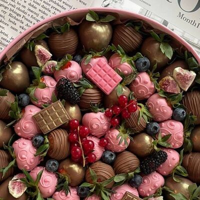 Большая шайба с клубникой в шоколаде Розовые вензеля в Клубничная по цене 10300 ₽