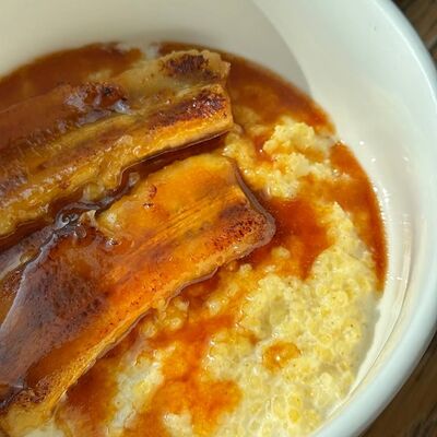 Каша пшенная с бананом и соленой карамелью на альтернативном молоке в Гости, бистро по цене 390 ₽