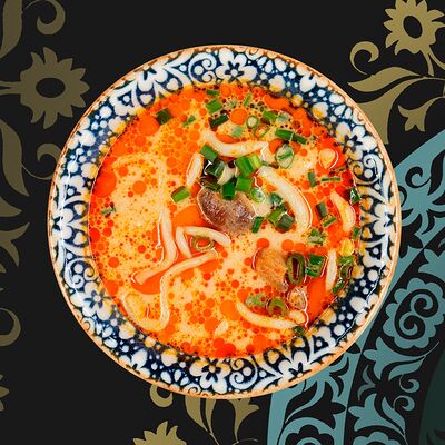 Том ям с Лапшой и Курицей в Татлы Чорсу Халяль по цене 469 ₽