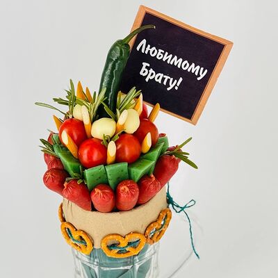 Букет из колбасы в кружке Халяль для братав Дарите красиво по цене 4199 ₽