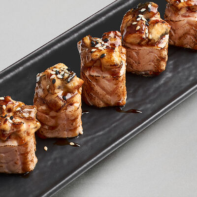 Ролл с лососем и угрем опаленный в Mojo по цене 840