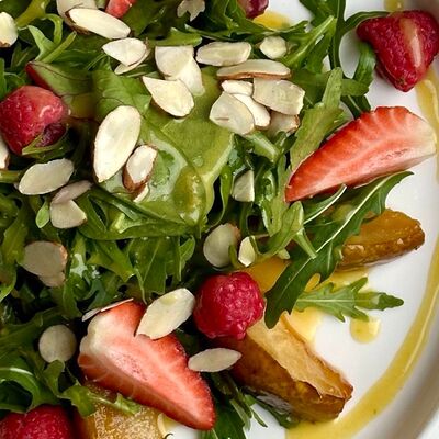 Груша, ягоды, миндаль, соус маракуйя в Crystal по цене 750 ₽