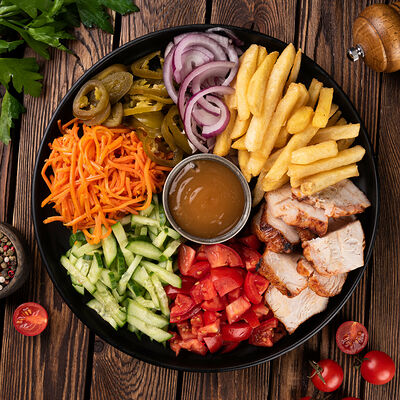 Шаверма на тарелке Тайская с кисло-сладким соусом в Кухня 91 по цене 588 ₽