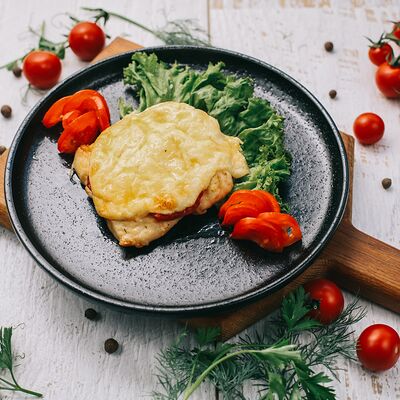 Филе куриное, запеченное с томатом и сыром в Тарелка Столовая по цене 260 ₽