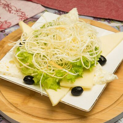 Ассорти из домашних сыров в Гурман студия по цене 520 ₽