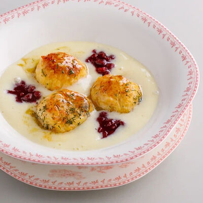 Фрикадельки из креветок с картофельным муссом и брусникой в Crevette по цене 1100 ₽