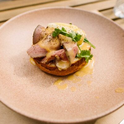 Яйцо Бенедикт с Беконом в Бар с едой Пороселло по цене 590 ₽
