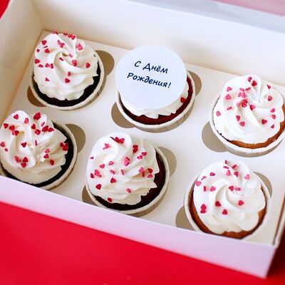 6 капкейков с сердечками и табличкой с днем рождения в Savoro по цене 2890 ₽