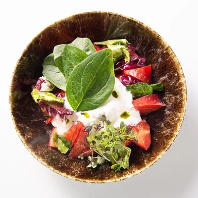 Салат с томатами и страчателлой в Союз-центр по цене 657 ₽