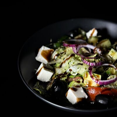 Салат Греческийв Бобер Выдыхай по цене 460 ₽