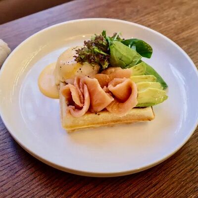 Бельгийская вафля с яйцом бенедикт и лососем в Миллениал по цене 670 ₽