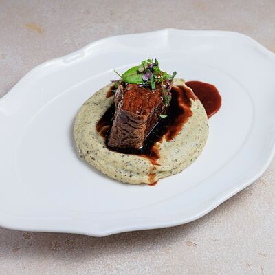 Томлёная говядина с трюфельным пюре в Bocconcino по цене 1970 ₽