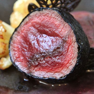 Подкопченные медальоны из вырезки фермерского оленя с цветной капустой и ягодным соусом в Угли по цене 1930 ₽