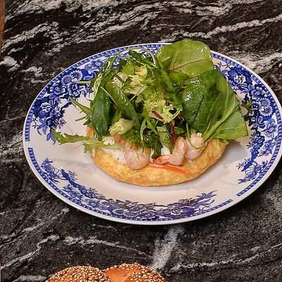 Фритата с креветками ореховым соусом и свежей зеленью в Premium bakery Andre по цене 599 ₽