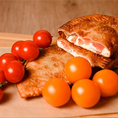 Чебуссэр творожный сыр и красная рыба в Чебуссэр по цене 490 ₽