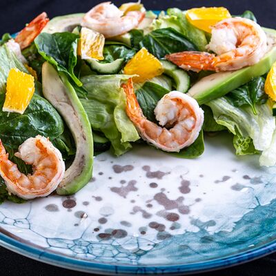Салат с тигровой креветкой, шпинатом и авокадо в В теме вкуса по цене 809 ₽