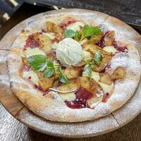 Сладкая пицца с брусникой и яблоками в Iris