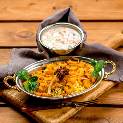 Бирьяни с креветками соусом Райта и лепешкой Наан в Индийская точка по цене 950 ₽