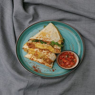 Кесадилья классическая с курочкой в Mexo Food Bar по цене 590 ₽