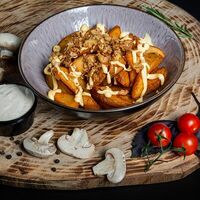 Картофель по-деревенски под сырным соусом и жареным луком в By Gyros