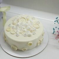 Муссовый торт белый с шоколадными пуговками и мини-безе в Katicake
