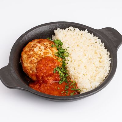 Зраза куриная под томатным соусом с рисом в IPPIN - Fusion Panasia по цене 325 ₽