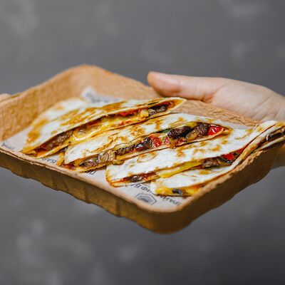 Кесадилья с мраморной говядиной в Праймбиф бар по цене 690 ₽