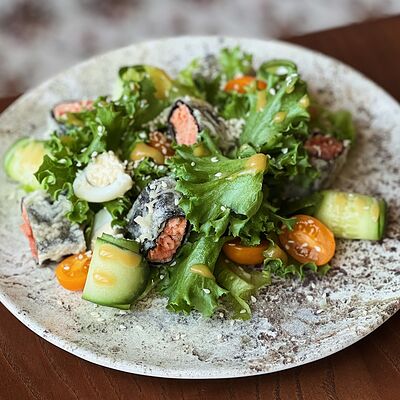 Салат с роллами из красной рыбы в Пряный Тимьян по цене 595 ₽