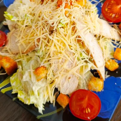Салат Цезарь с курицейв Красная панда по цене 395 ₽