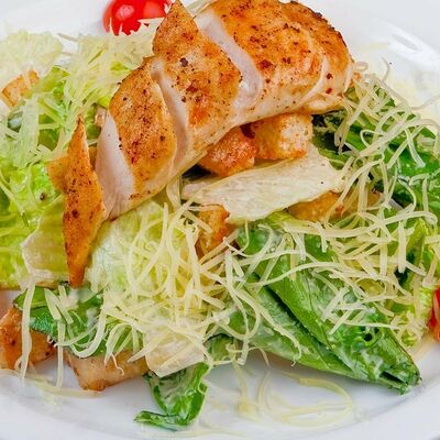 Салат Цезарь с курицей в Марсель по цене 455 ₽
