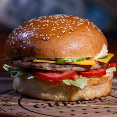 Бургер с куриной котлетойв CHEF BURGER по цене 550 ₽