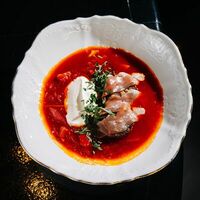 Борщ с гусем и вяленной хурмойв Brodo Bar And Kitchen