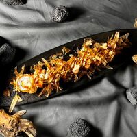 Ролл с лососем, креветкой темпура и трюфельным соусом в Fugu