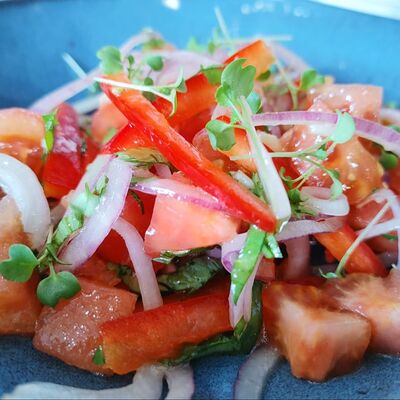 Салат из томатов с кинзой в Мангал House по цене 450 ₽