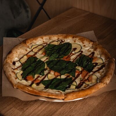 Пицца с лососем и цукини 30 см в Polla Vina по цене 1300 ₽