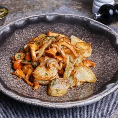 Жареный картофель с лисичками, маринованными огурцами и копченой сметаны в Пряности & Радости на Васильевском по цене 590