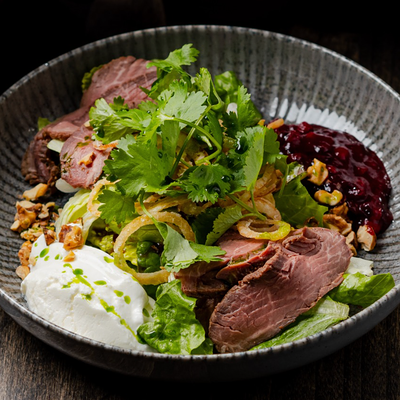 Салат с брусникой, ростбифом, листом салата, сливочным мацони в Съели Сумели по цене 930 ₽