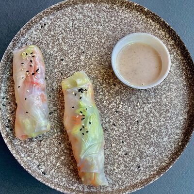 Спринг-ролл с курицей в Кунжут по цене 480 ₽
