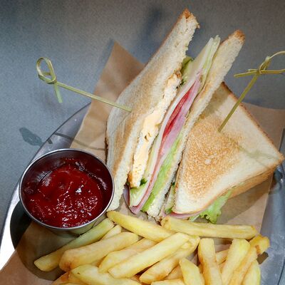 Клаб-сэндвич с ветчиной и картофелем фри в Оазис кафе по цене 450 ₽