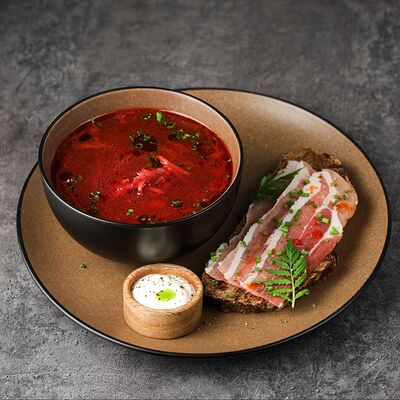 Борщ с телячьими щечками, салом и копченой сметанойв Эндорфин по цене 580 ₽