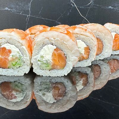 Тигровая креветка премиум с лососем в Суши Бери по цене 990 ₽