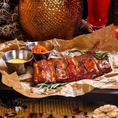 Свиные ребра BBQ с кисло-сладким соусом в Столица по цене 1190 ₽