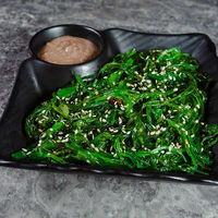 Чука с ореховым соусом и кунжутом в Wok café
