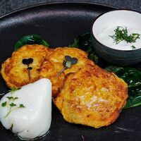 Драники с лососем и яйцом пашот в Dimcoffee