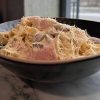 Паста с ветчиной и грибами в Filippe