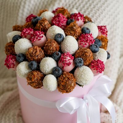 Шляпная коробка изклубники в шоколаде №7 в SOK - клубника в шоколаде по цене 6990 ₽